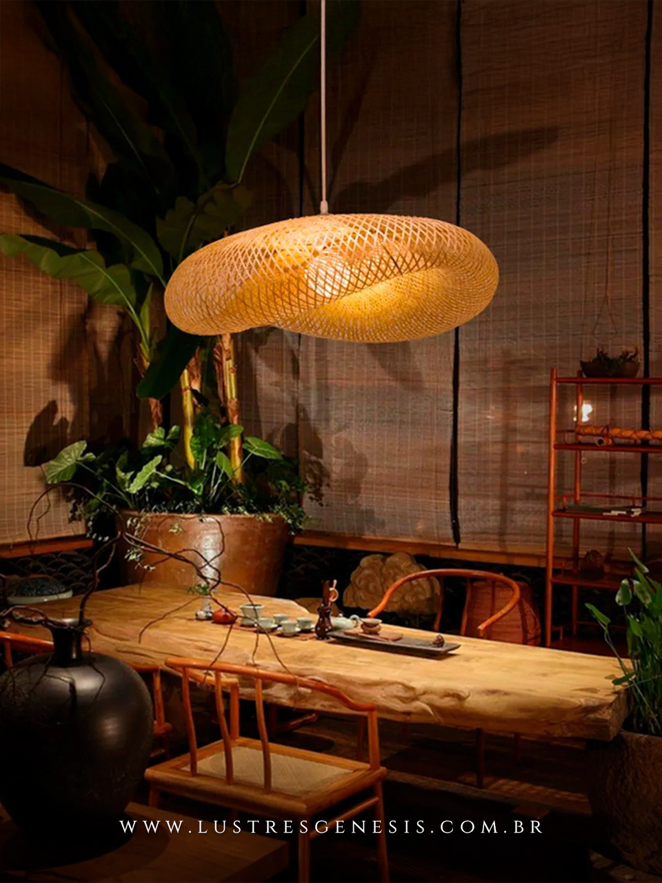 Pendente artesanal Borneu em palha natural, ideal para balc&atilde;o de cozinha e &aacute;rea gourmet, com design moderno e ilumina&ccedil;&atilde;o aconchegante.